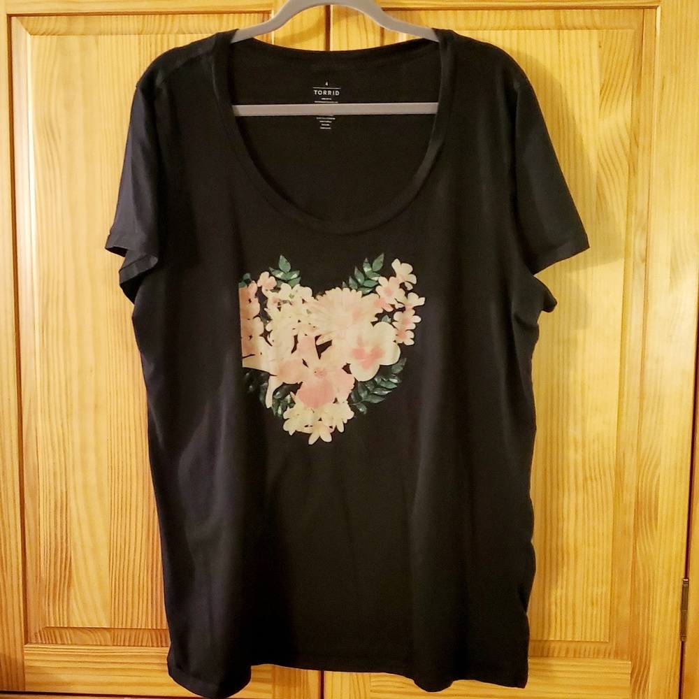 Torrid Black T-Shirt w/ Floral Heart Sz 4